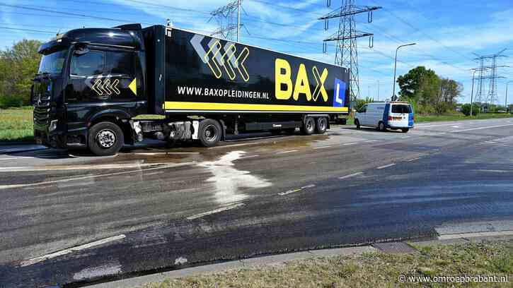 Honderden liters diesel op straat na ongeluk tijdens vrachtwagenrijles
