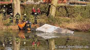 Friedhof Ohlsdorf: Kleinlaster versinkt samt Holzhäcksler in Teich