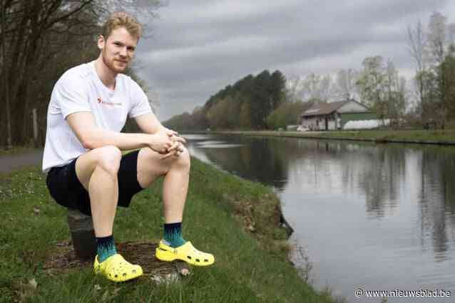 Jules (22) moet recordpoging marathon op crocs na 30 kilometer staken: “Voor het eerst maakte ik mij zélf zorgen over mijn lichaam”