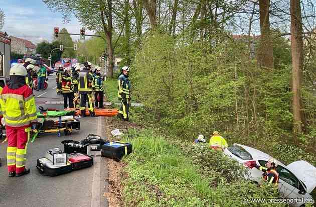 FW-BO: Schwerere Verkehrsunfall auf der Wuppertaler Straße in Linden - PKW rutsch in die Böschung, Fahrerin schwer verletzt.