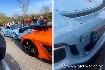 Oeps! Exclusieve Porsche botst tegen luxewagen van 3 miljoen euro tijdens autoshow in Kortrijk