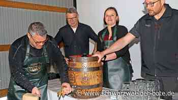 Zapfseminar in Hochdorf: Der neue Bürgermeister übt schonmal den  Fassanstich