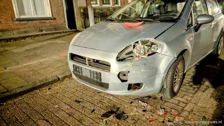 Automobilist ramt geparkeerde auto’s en rijdt door