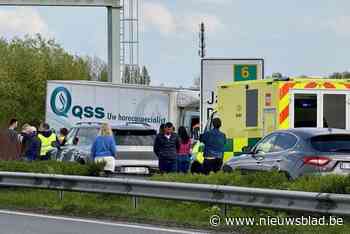 Vrachtwagen gaat door middenberm op snelweg in Jabbeke: twee gewonden