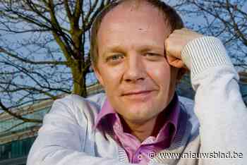 Omstreden ‘babyfluisteraar’ komt “boodschappen uit de geestenwereld doorgeven” tijdens voorstelling: “Begrijp niet dat je naar zo’n show gaat”