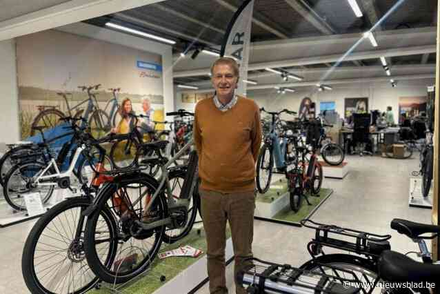 “De enige weg is die vooruit”: zaakvoerder Frank (65) zat na zware brand in fietsenhandel geen seconde stil