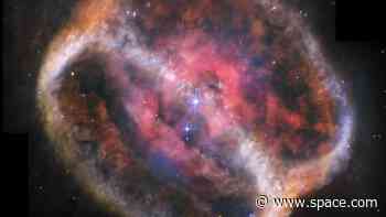 James Webb Space Telescope sees a celestial Venn diagram around a dying star