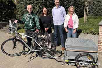 Vernieuwing schenkt fiets met fietskar aan topvrijwilliger Vincent