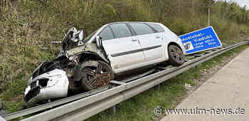 Auto landet auf Leitplanke der A 8