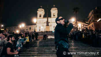 Achille Lauro si prende piazza di Spagna: omaggio a Venditti e alla sua Roma