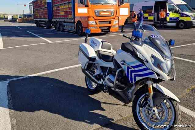 Dertig vrachtwagens gecontroleerd en een bestuurster die zich aan het schminken was achter het stuur