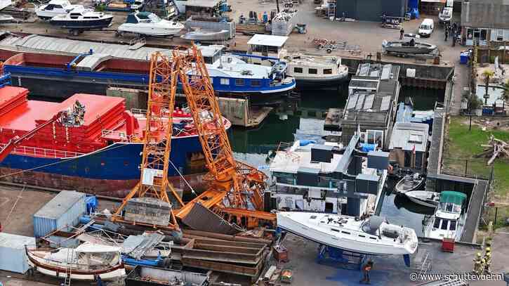 Twee gewonden na omvallen hijskraan op scheepswerf Maasbracht