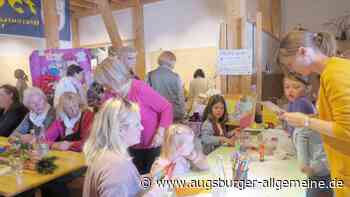 Der Ostermarkt lockt viele Besucher in den Museumsstadel