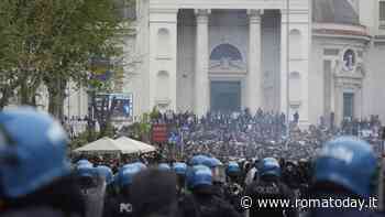 Derby Lazio-Roma, arrestato ultrà laziale dopo gli scontri. Sale a 24 il numero degli agenti feriti