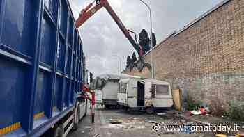 Sgombero al Verano: rimossi camper e roulotte sotto alle mura del cimitero