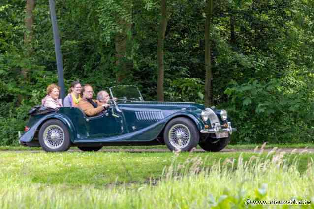 “Die wagen was echt ongepast”: Rolf organiseert populaire oldtimerritten voor woonzorgcentra
