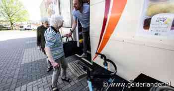Waarom de supermarkt op wielen van Joop Leenders nog altijd rondrijdt: ‘Het is een aardig jong’