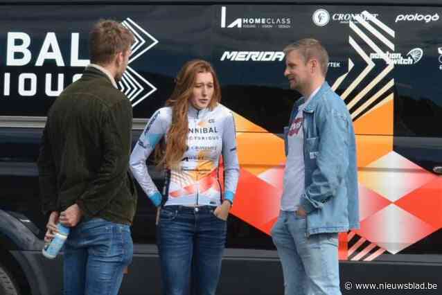 Amper 21-jarige zus van Vlad Van Mechelen begeleidt vrouwen bij makelaarsbureau van Pogacar en Philipsen: “Tijdens de finale van Roubaix zaten we een deal te sluiten”