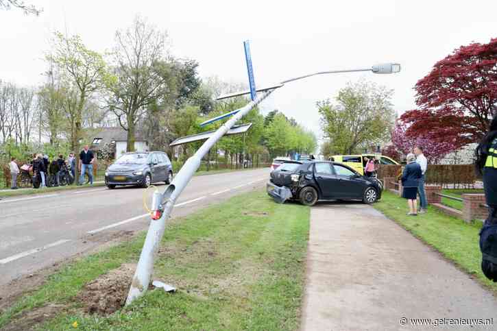 Lesauto met leerling botst tegen lantaarnpaal