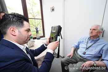 Dankzij ‘mobiel loket’ kan Guido (81) thuis nieuwe identiteitskaart aanvragen: “Zorgt voor laagdrempelige dienstverlening”