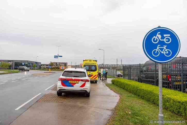 Fietser gewond na val op rotonde, mogelijk door glad wegdek