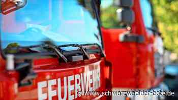 Feuerwehr in Calw streut Diesel ab: Tank eines Lastwagens durch einen Stein aufgerissen