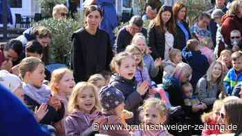 Peiner Marktplatzbrunnen – so läuten fröhliche Kinder die Osterzeit ein