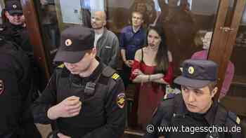 Mitarbeit in Nawalny-Gruppe: Russisches Gericht verurteilt vier Journalisten