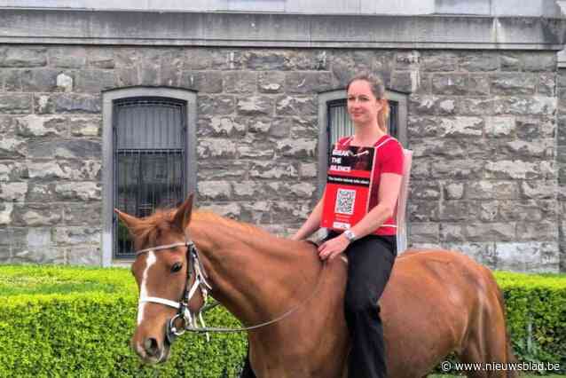 Advocate rijdt met paard door Brussel om zo hongersnood in Soedan onder de aandacht te brengen: “Ik wou de stilte doorbreken”