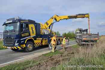 Vrachtwagen belandt in gracht en scheurt brandstoftank