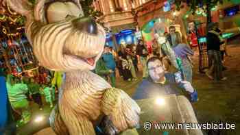 Superfan Bert neemt met bloemen aan Samsonbeeld afscheid van Danny Verbiest: “Bedankt voor alles”