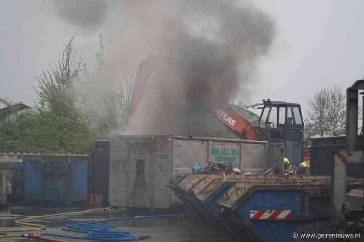 Stinkende rook bij containerbrand op bedrijventerrein