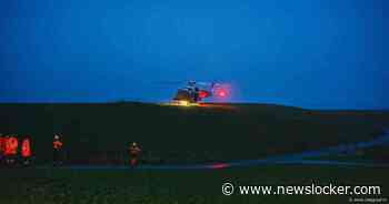 Hulpdiensten druk met opvarenden roeiboot die rustig zitten te barbecueën op De Dollard