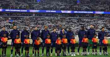 Spelers van Aston Villa en PSG kijken verbaasd op bij Europa League-hymne voor kwartfinale Champions League