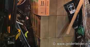 Auto op A12 ontwijkt gasfles die uit busje valt nog net, agenten zien dan wat er achterin ligt