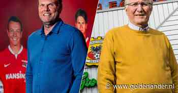 Een van deze clubmensen reikt de beker uit na finale tussen AZ en Go Ahead Eagles