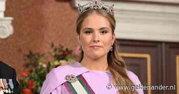 Prinses Amalia straalt in lilalook en krijgt hoge Omaanse onderscheiding op staatsbanket
