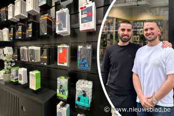 ‘Phone Bros’ Ramazan (28) en Fatlind (24) herstellen en verkopen smartphones: “We repareren alle merken”