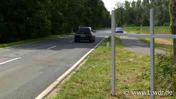 Weiße Kreuze als Erinnerung an Unfalltote