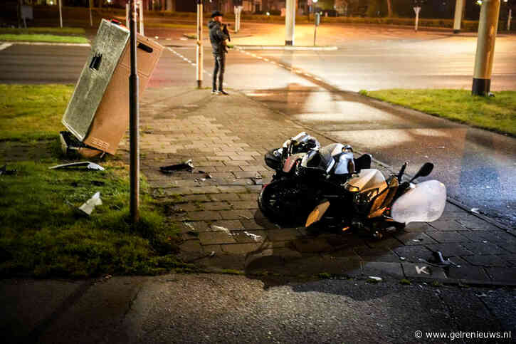 Motorrijder gewond na botsing tegen elektriciteitskast
