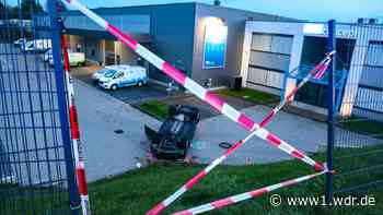 Auto überschlägt sich an Abhang - Frau schwer verletzt