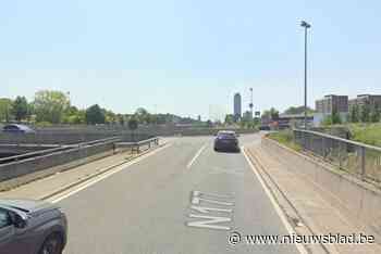 Bestuurder rijdt op rotonde en crasht tegen vangrail: man overlijdt ter plaatse