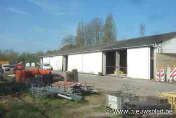 Zonnepanelen en nieuwe poorten. Gebouwen technische dienst krijgen opknapbeurt