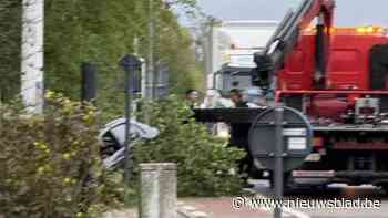 Auto belandt in gracht langs Grendelbaan in Diepenbeek
