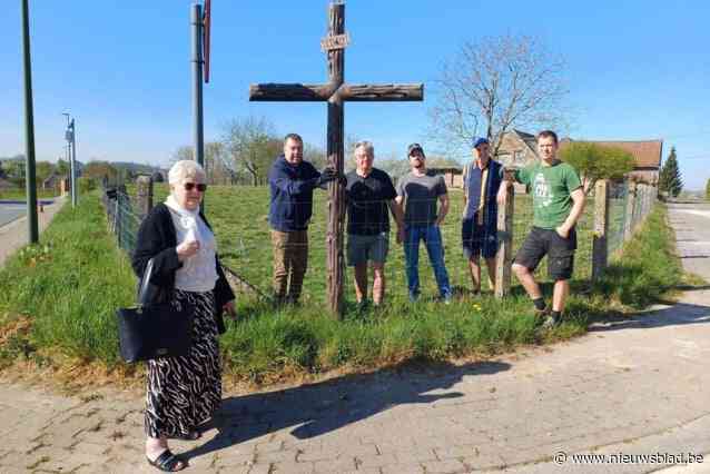 Bellingen haalt groot houten paaskruis van de zolder