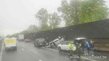 Auto overkop op E313 na ongeval met verschillende voertuigen ter hoogte van Hasselt-West
