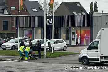Fietser (25) gewond afgevoerd na botsing met auto op N9 in Gentbrugge