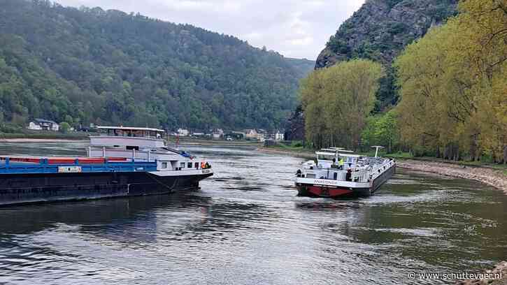 Tanker op de Rijn vaart in oever na aanvaring