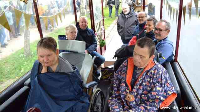 Ereplek in huifkar op viering vijftigste verjaardag Zevenbergen voor bewoners die er al halve eeuw wonen: “Vader kon mijn zusje in 1975 moeilijk loslaten, tot hij merkte hoe goed ze het hier had”
