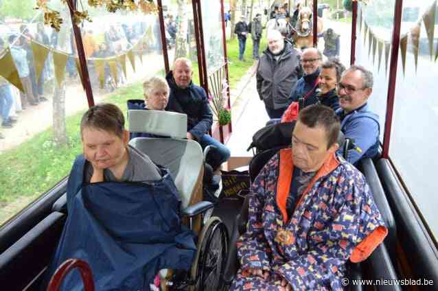 Ereplek in huifkar op viering vijftigste verjaardag Zevenbergen voor bewoners die er al halve eeuw wonen: “Vader kon mijn zusje in 1975 moeilijk loslaten, tot hij merkte hoe goed ze het hier had”